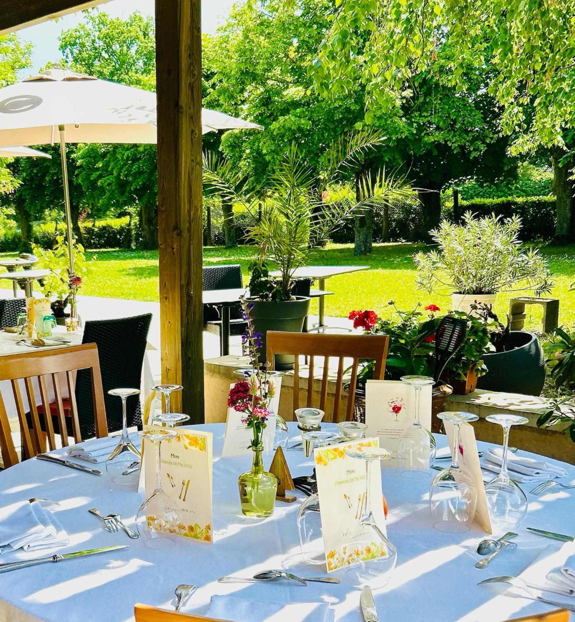 Hotel Poste Et Champanne Бриуд Екстериор снимка